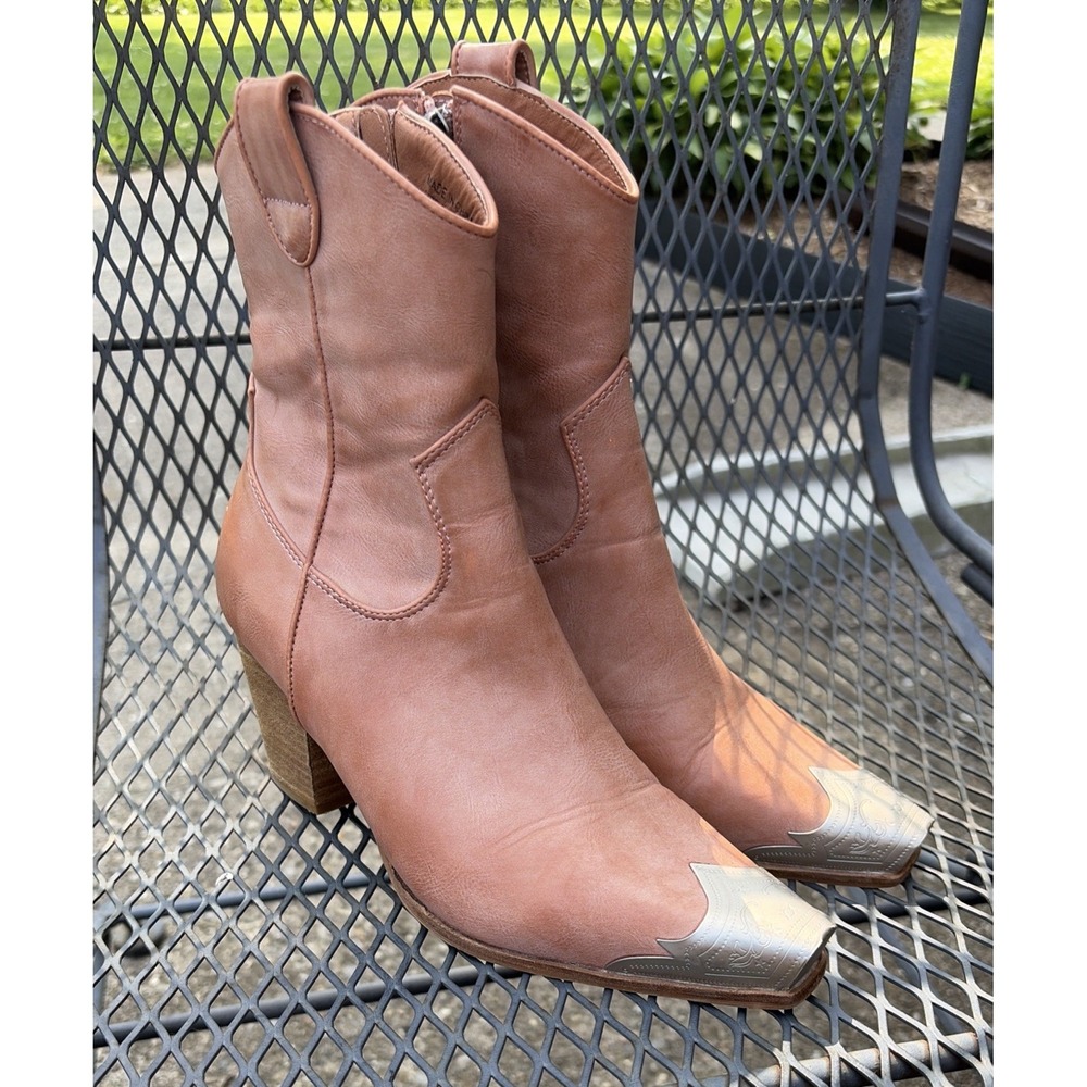 Beast Fashion "The Buckle" Faux Leather Silver Toe-capped Western Boots 8.5 (c6)